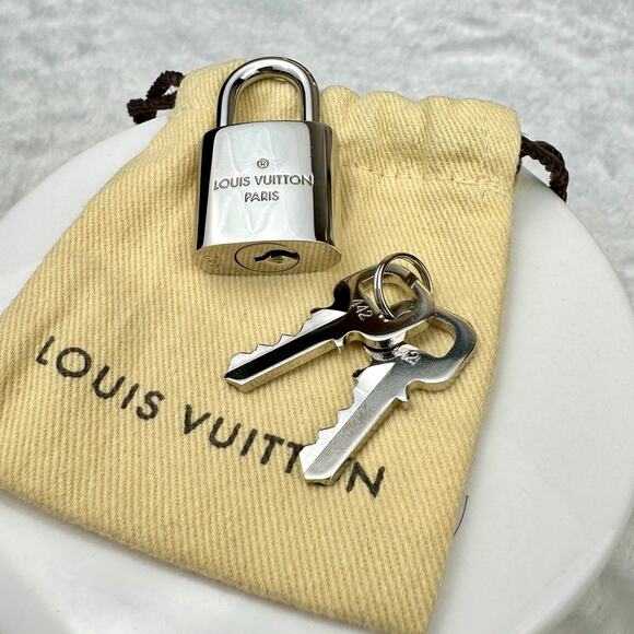 Louis Vuitton Silver Lock and 2 Keys #442 BRAND NEW comes with free chain too! - Picture 6 of 10